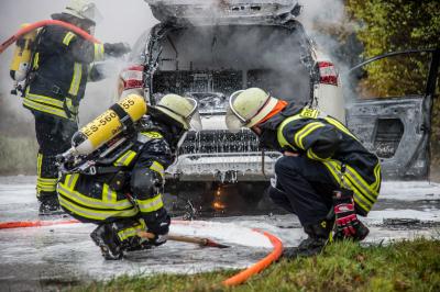 Plochingen: Nissan Qashqai brennt auf Landstrasse komplett aus
